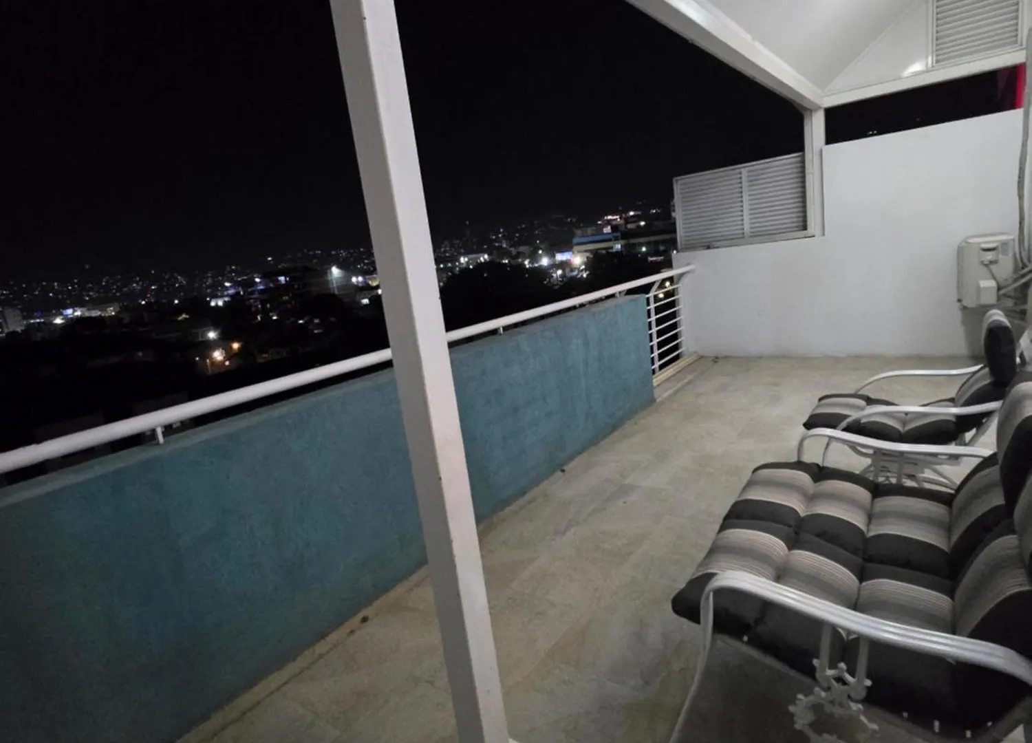 Charming Serene Penthouse With Pool & Gym New Кингстон Апартаменты