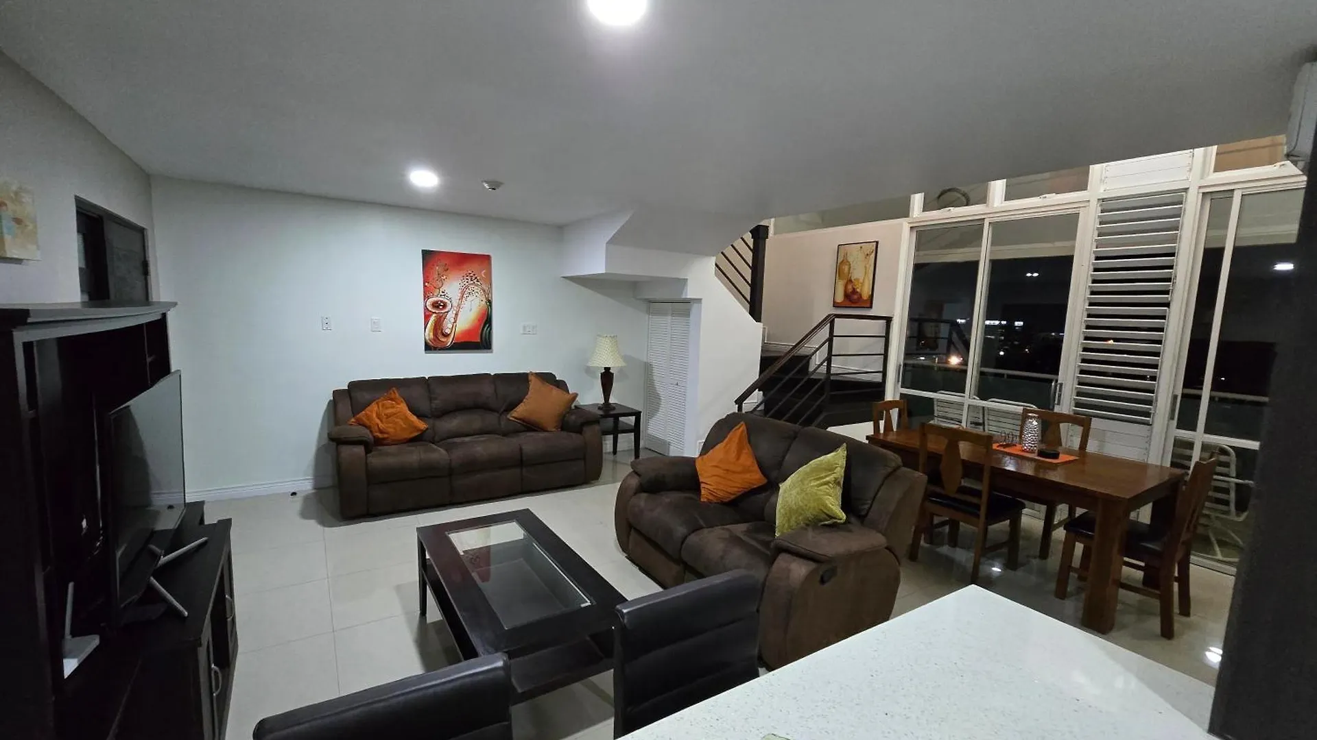 Charming Serene Penthouse With Pool & Gym New Кингстон 0*,