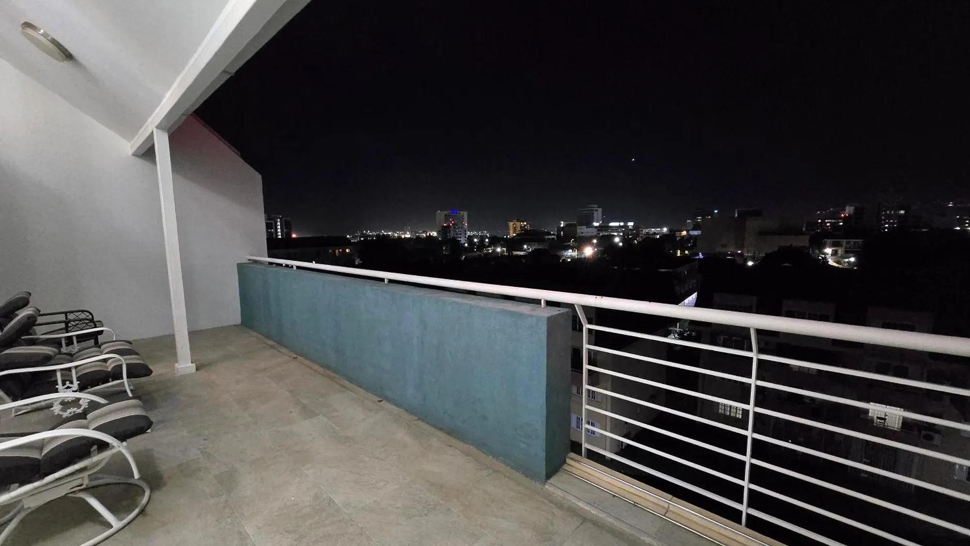 Charming Serene Penthouse With Pool & Gym New Кингстон