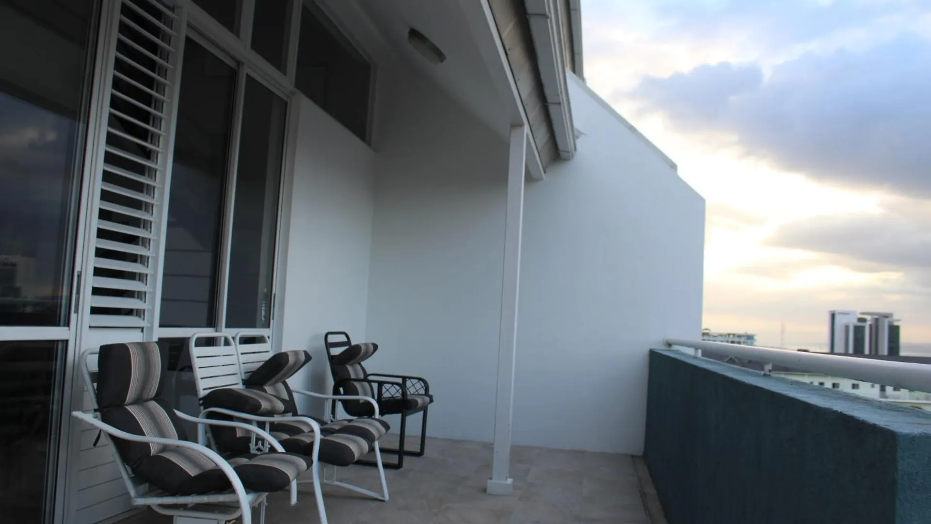 דירה Charming Serene Penthouse With Pool & Gym New קינגסטון